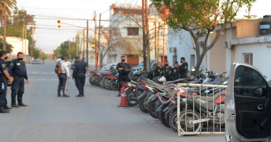 Policiacuteas acusados de tirar a dos chicos de una moto