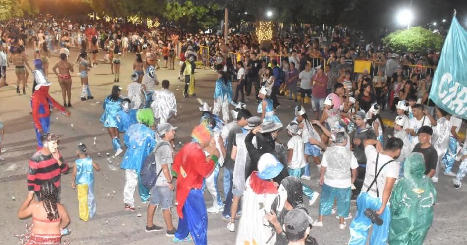 Este saacutebado llegan a la ciudad de Friacuteas el baile y el color del Carnaval