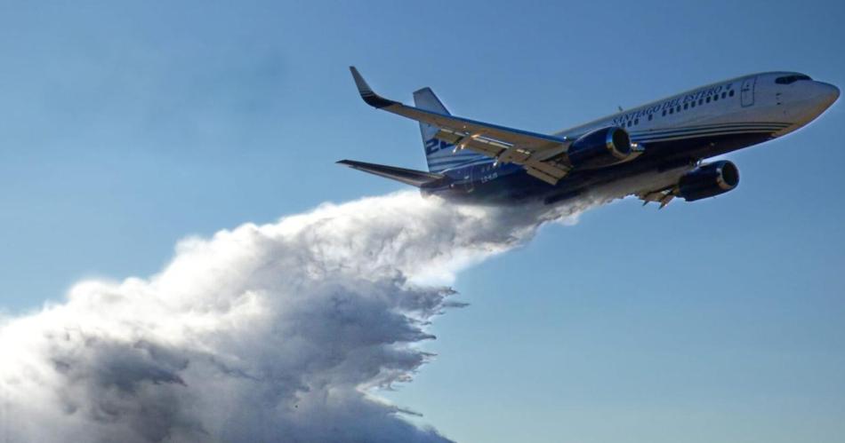 Jorge Azar director de Aviacioacuten Civil- El avioacuten de la provincia fue determinante para extinguir el fuego Parque Nacional Lanin