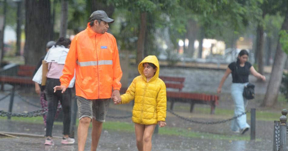 FOTOS Llegoacute el alivio a Santiago con copiosas lluvias- iquestCoacutemo continuaraacute el tiempo