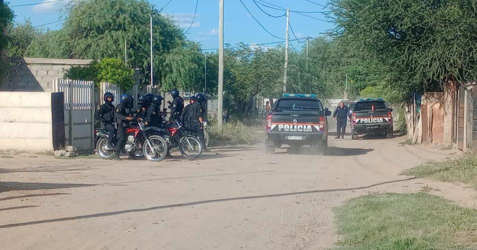 Asaltantes huyen con  500000 y la policiacutea los obliga a abandonarlos