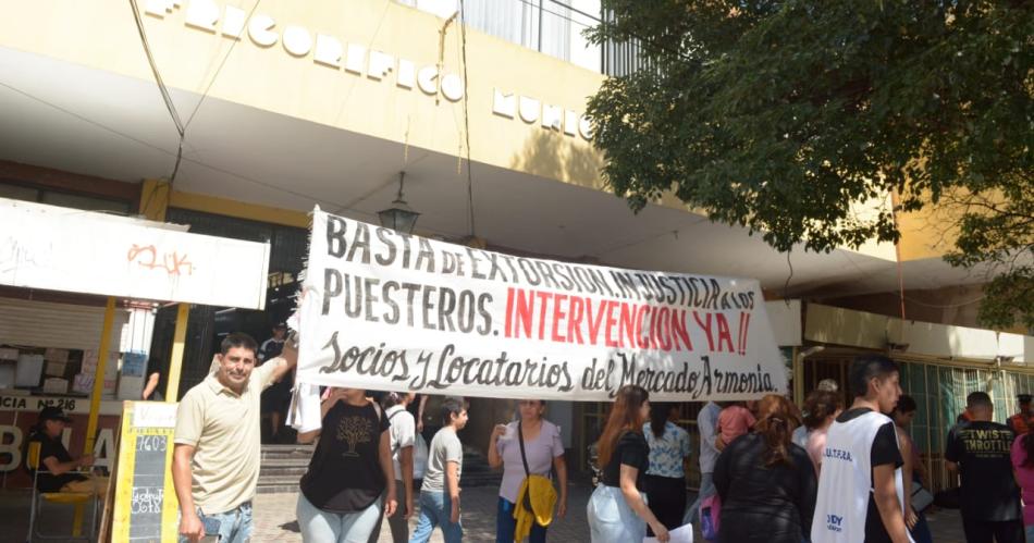 Protesta de puesteros del Mercado Armoniacutea en pleno centro santiaguentildeo