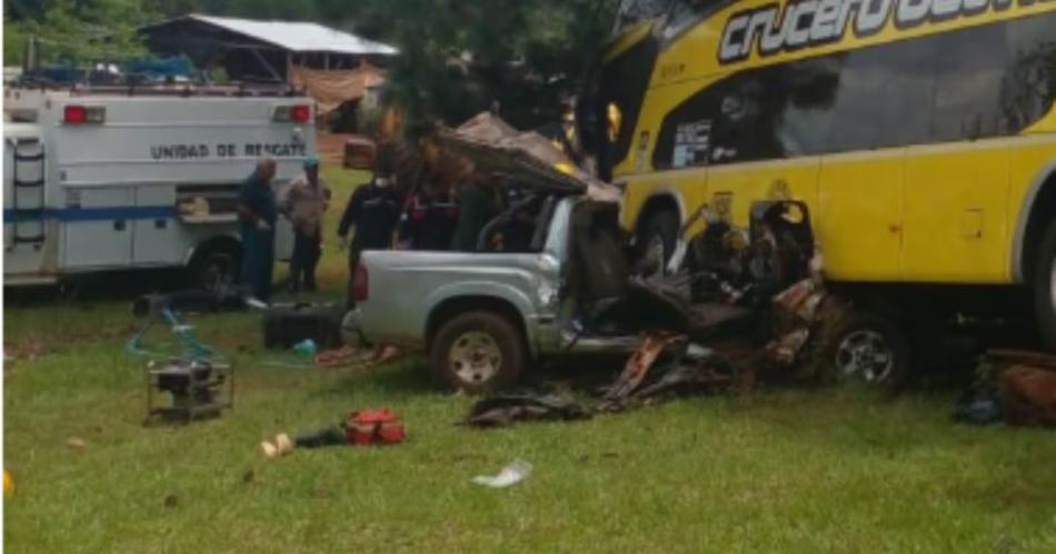 Un muerto y varios heridos por el choque entre una camioneta y un colectivo