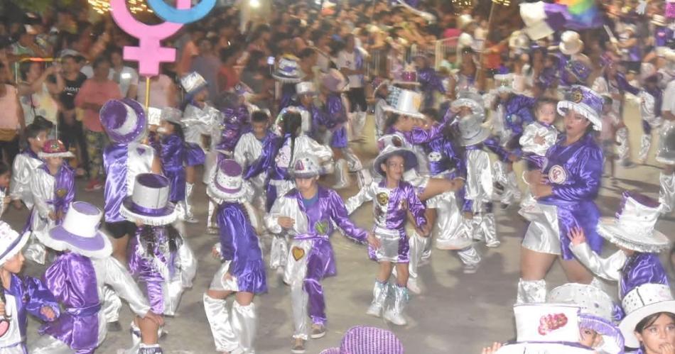 El baile y el color del Carnaval diraacuten presentes hoy en la ciudad de Friacuteas