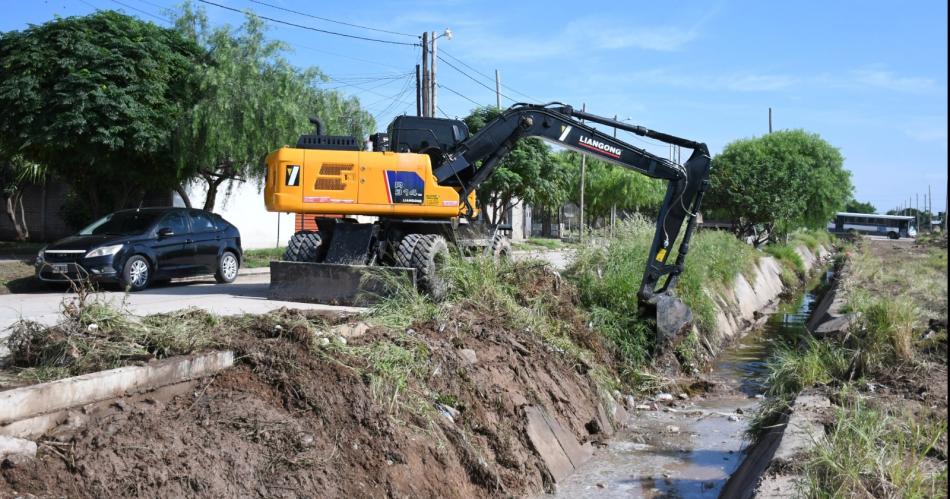 Obras Pblicas de la Municipalidad realizó la limpieza de tres desagües de barrios de la zona sur (Foto- Municipalidad de la Capital)