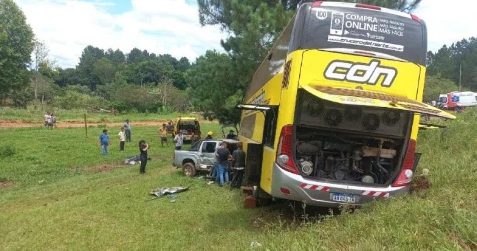 Un muerto y varios heridos por el choque entre una camioneta y un colectivo