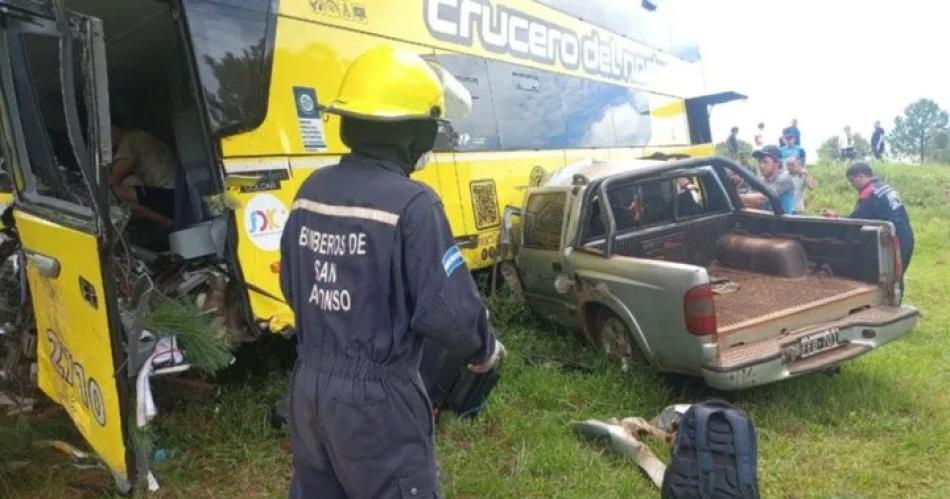 Un muerto y varios heridos por el choque entre una camioneta y un colectivo