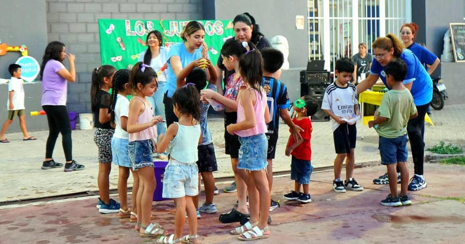 Las familias bandentildeas disfrutaron de una alegre tarde de carnaval