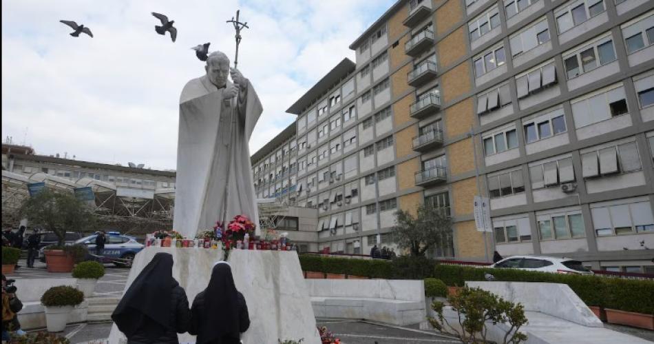 El Papa permanece hospitalizado en el Policlínico Gemelli de Roma (AP FotoAlessandra Tarantino)