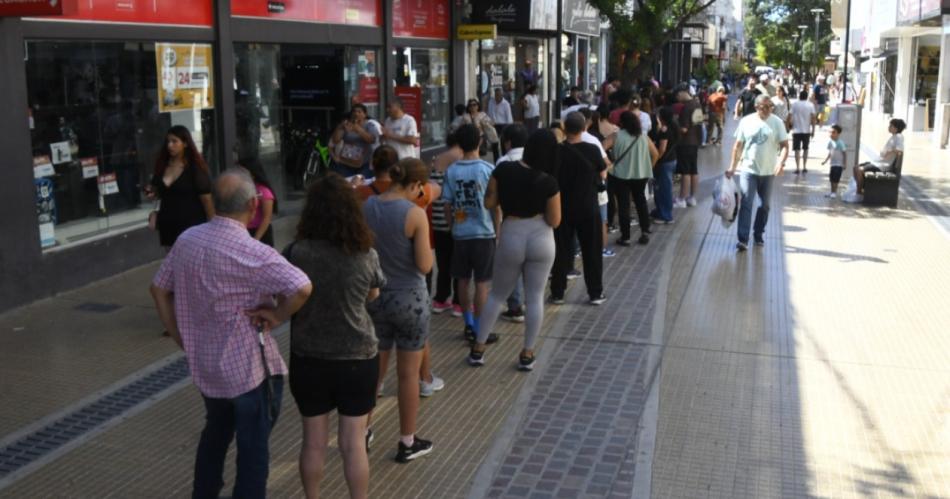 Largas filas en algunos comercios del centro para comprar antes del inicio de clases