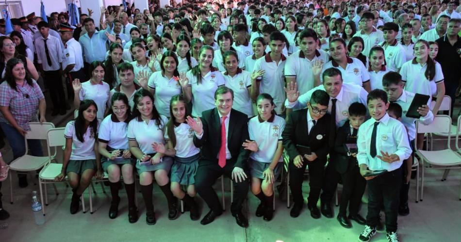 El gobernador junto con los chicos del Centro Educativo Integral de Nueva Esperanza