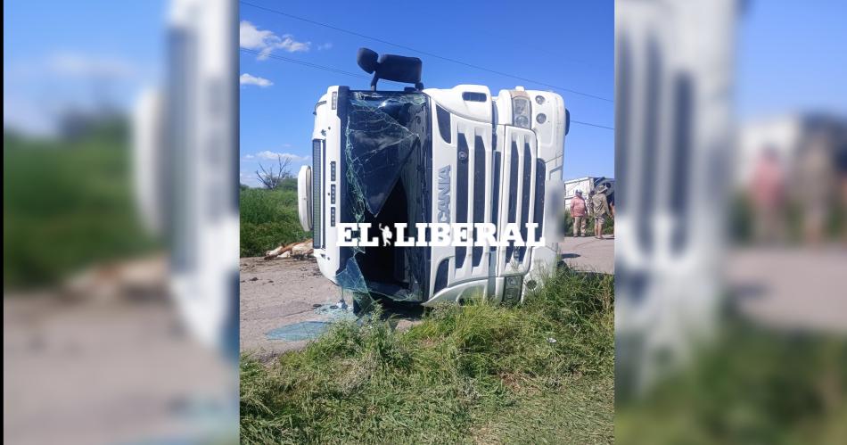 Camión volcó sobre Ruta 21