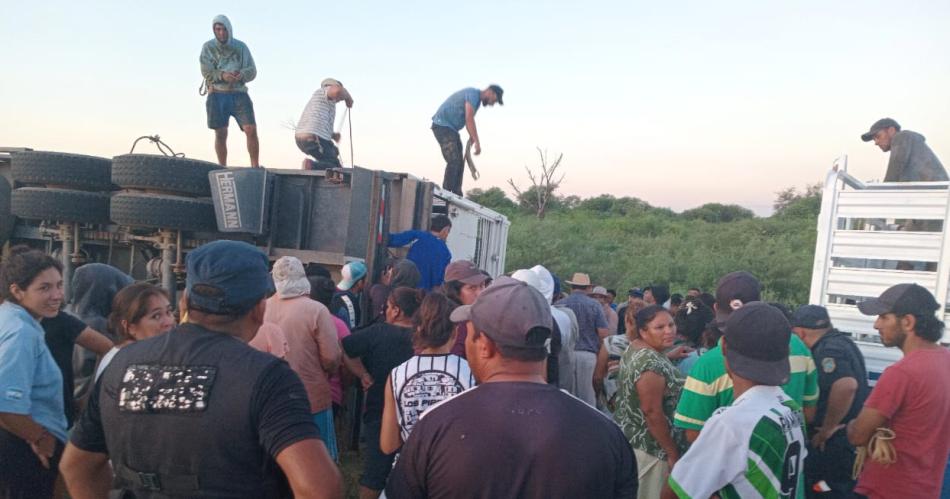 Fue a robar vacas de un camión volcado y le robaron la moto