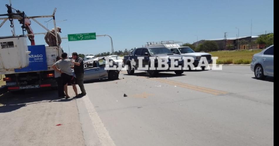 Accidente de trnsito en la avenida de Circunvalación a la altura de la bajada de la colectora Pedro León Gallo (zona Oeste de ciudad Capital)