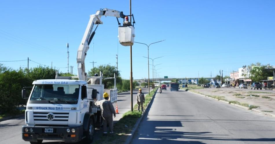 Trabajaron para reestablecer el alumbrado vandalizado en  un tramo de Av Lugones