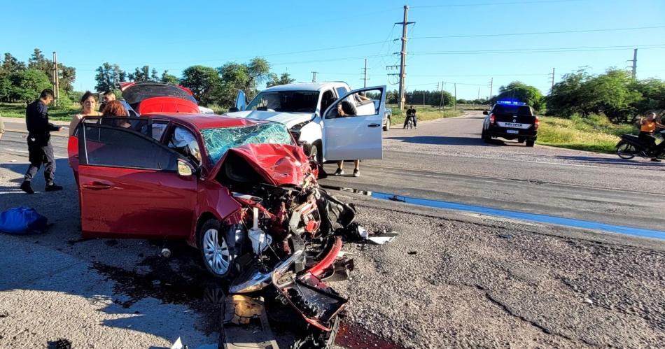 Intentoacute sobrepasar una camioneta y chocoacute de frente a familia rosarina- dos ocupantes murieron