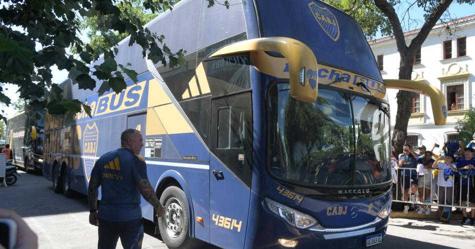 Los hinchas le dieron una caacutelida bienvenida al plantel de Boca