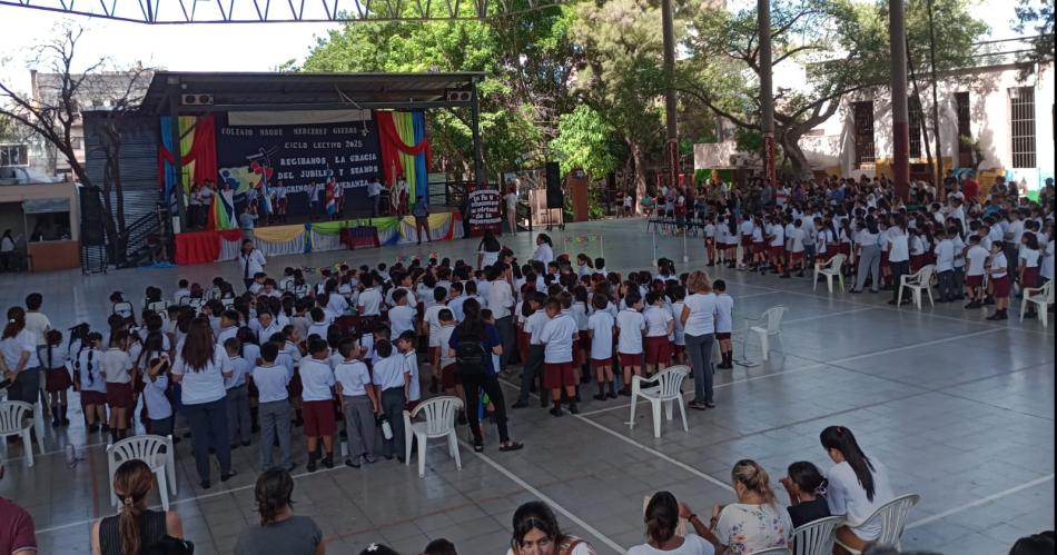 INICIO En todas las escuelas hubo acto con presencia de docentes y familia