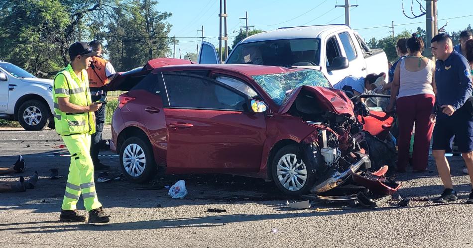 Intentoacute sobrepasar una camioneta y chocoacute de frente a familia rosarina- dos ocupantes murieron