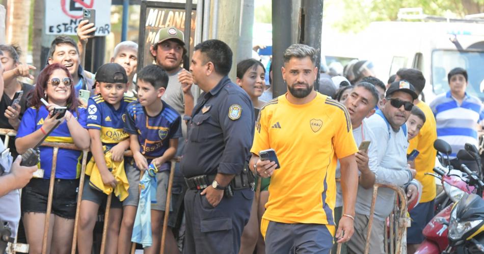 Los hinchas le dieron una caacutelida bienvenida al plantel de Boca