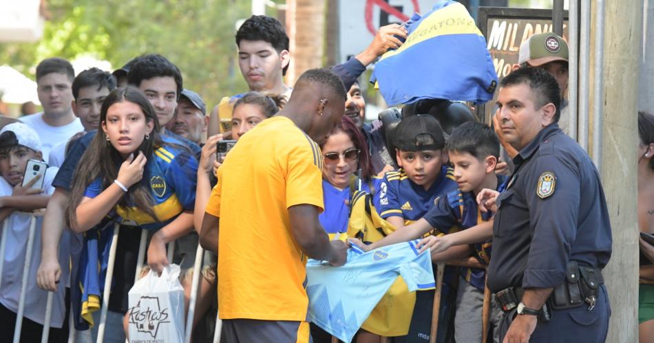 Los hinchas le dieron una caacutelida bienvenida al plantel de Boca