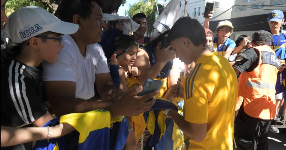 Los hinchas le dieron una caacutelida bienvenida al plantel de Boca