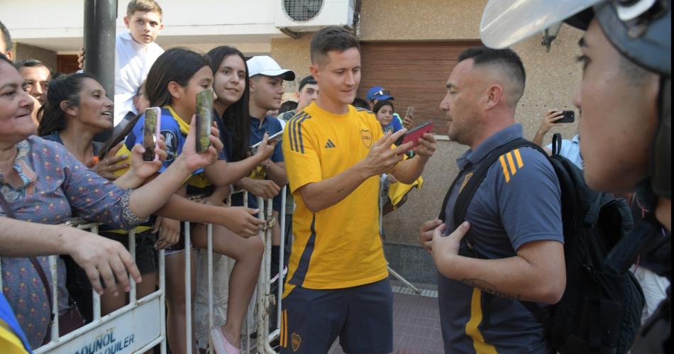 Los hinchas le dieron una caacutelida bienvenida al plantel de Boca