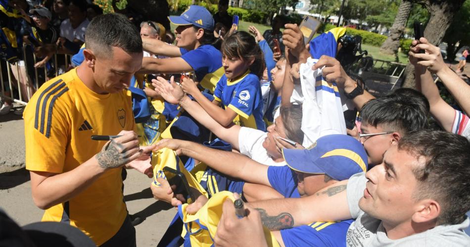 Los hinchas le dieron una caacutelida bienvenida al plantel de Boca