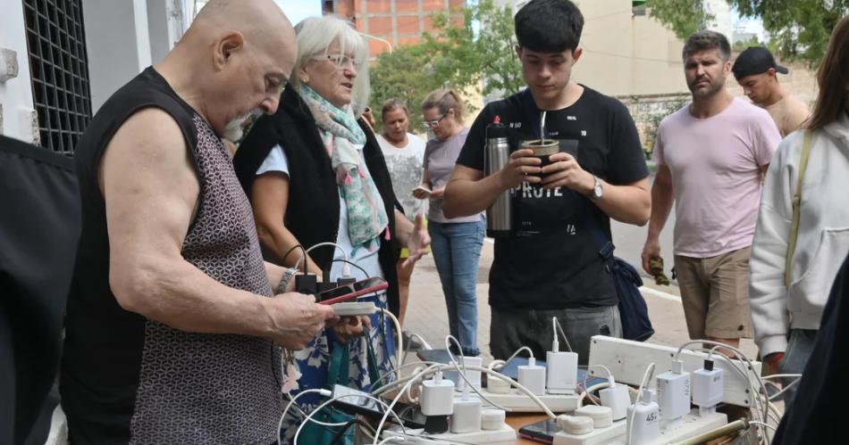 La odisea de cargar un celular- así se organizan los vecinos de Bahía Blanca tras el temporal