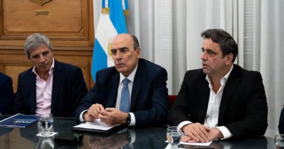 El ministro de Economía Luis Caputo junto al jefe de Gabinete Guillermo Francos y al vicejefe de Gabinete del Interior Lisandro Cataln (Foto- Jefatura de Gabinete)