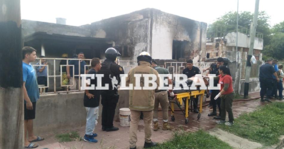 En el lugar trabajaron intensamente personal de Bomberos Voluntarios de la Policía y agentes de la Comisaría 4