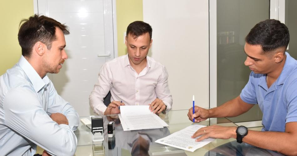 Intendente Víctor Araujo firmando el convenio con la empresa de transporte