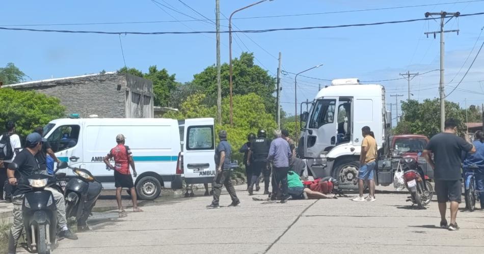 Adolescente en moto sufrioacute graves heridas al chocar contra un camioacuten