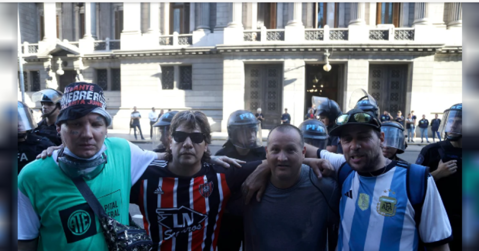 Reclamo de Jubilados frente al Palacio del Congreso acompañados con los hinchas del Club Chacarita FOTO- MARIANO SANCHEZNA