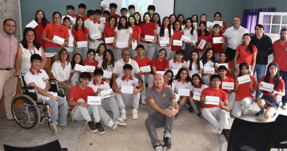 Alumnos loretanos de 5ordm antildeo recibieron tablets del Metas Digitales