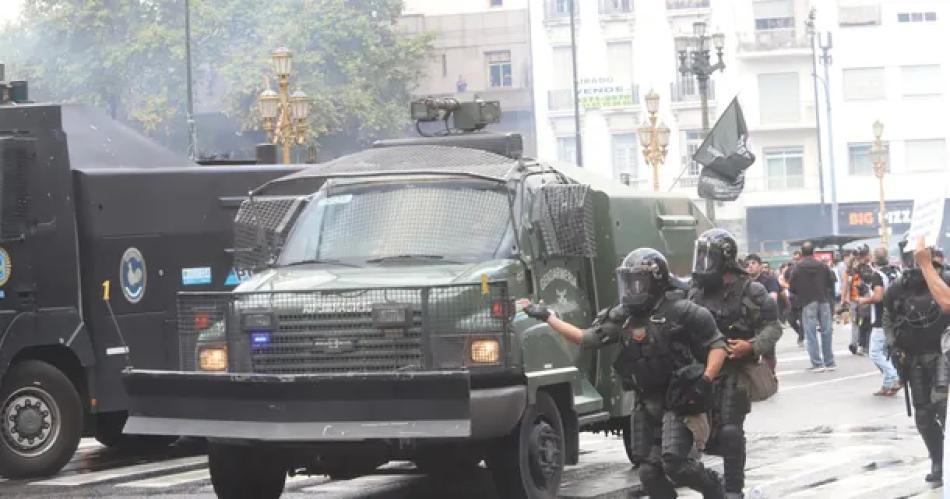 Tensioacuten y caos en el Congreso- Gendarmeriacutea y Prefectura reprimen a jubilados e hinchas