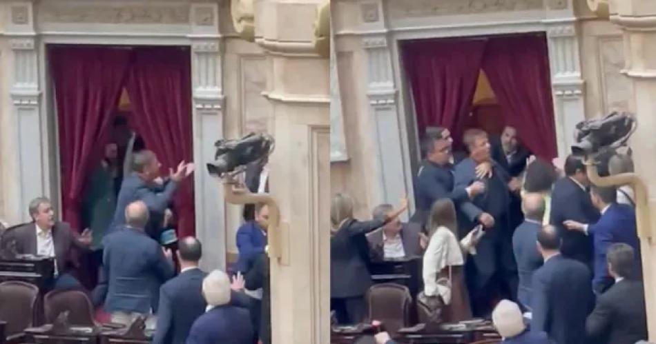 ESCANDALOSO VIDEO  Los diputados Oscar Zago y Lisandro Almiroacuten a las pintildeas en el congreso