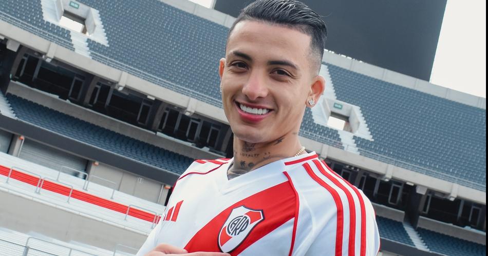 Kevin Castantildeo firmoacute y lucioacute la camiseta de River