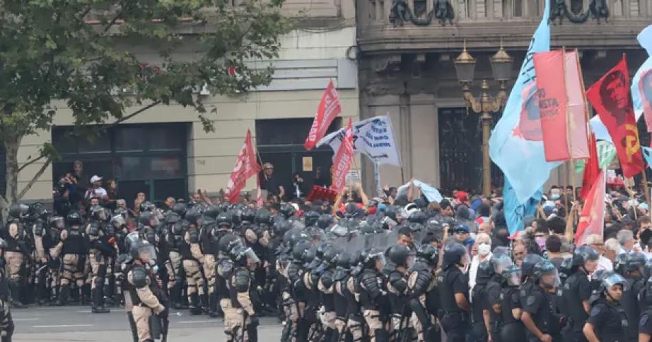 Tensioacuten y caos en el Congreso- Gendarmeriacutea y Prefectura reprimen a jubilados e hinchas