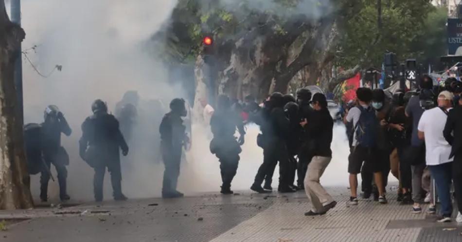 Tensioacuten y caos en el Congreso- Gendarmeriacutea y Prefectura reprimen a jubilados e hinchas