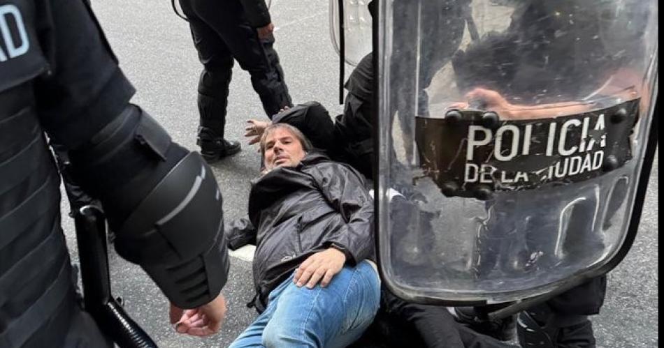 Caos dentro y fuera del Congreso- agredieron a jubilada e hirieron a fotoacutegrafo