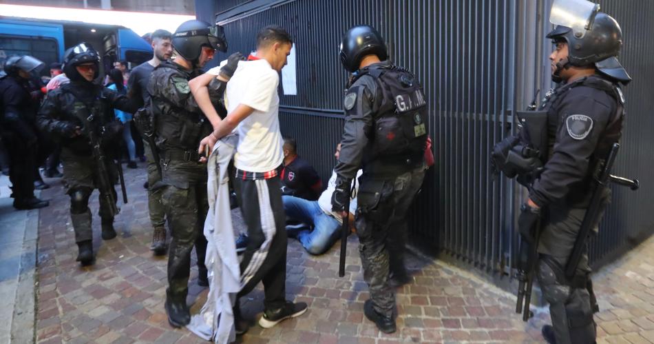 Caos dentro y fuera del Congreso- agredieron a jubilada e hirieron a fotoacutegrafo