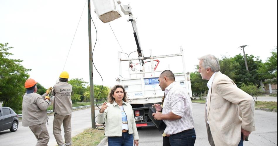 La intendente supervisoacute la obra para recuperar el alumbrado puacuteblico que habiacutea sido vandalizado 