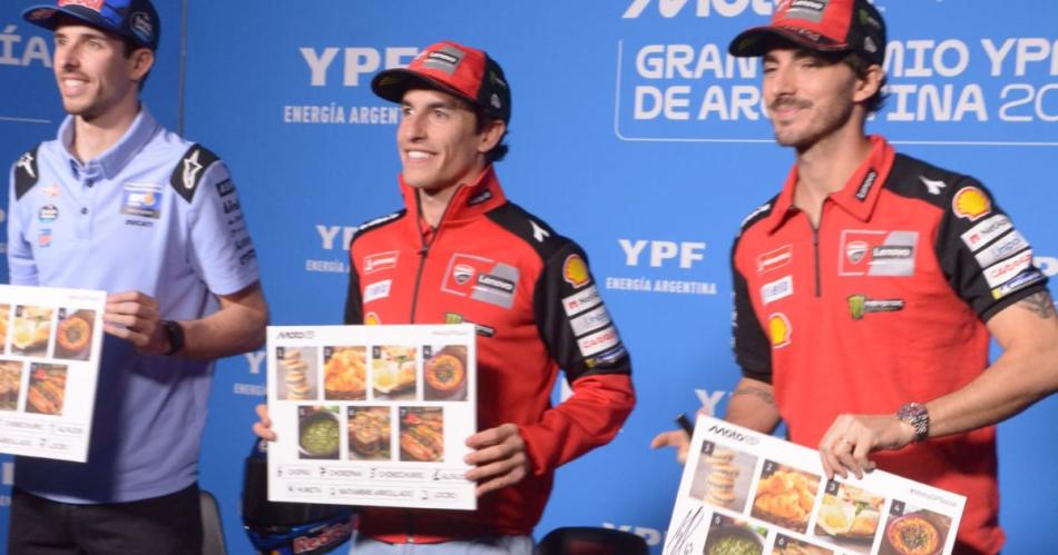 Los pilotos de MotoGP jugaron a reconocer la gastronomiacutea santiaguentildea