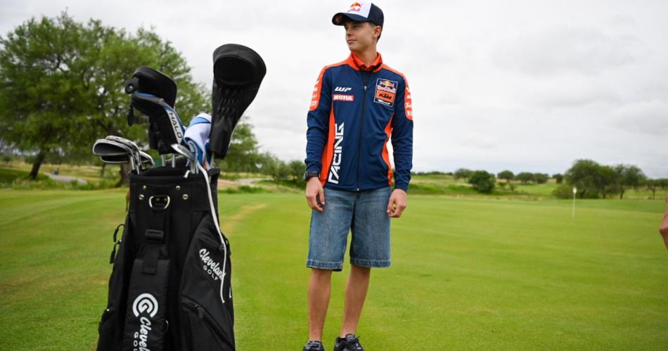 El piloto argentina Valentiacuten Perrone visitoacute el Golf y el Museo del Autoacutedromo