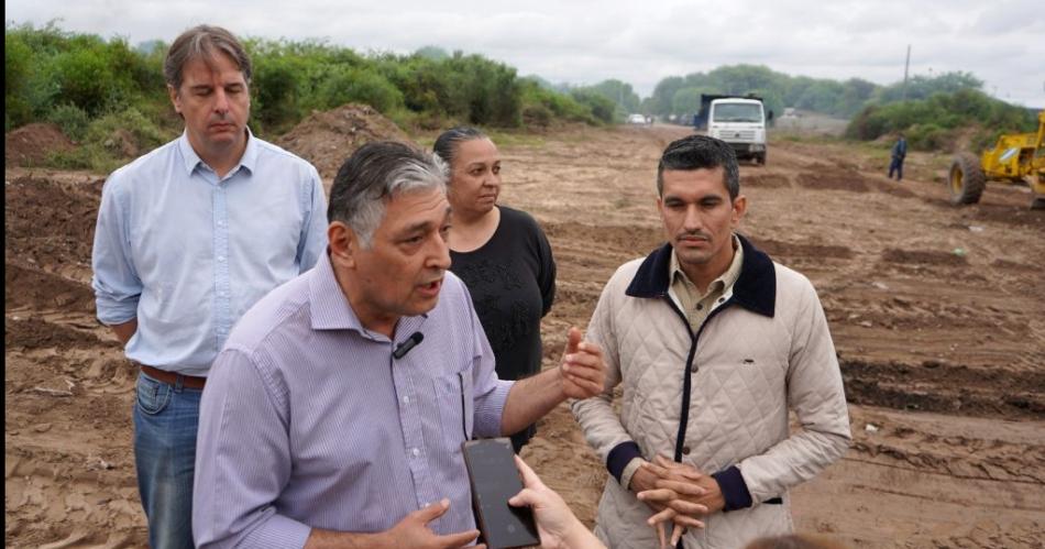 Nediani recorrioacute los trabajos de apertura de calle en Villa Suaya