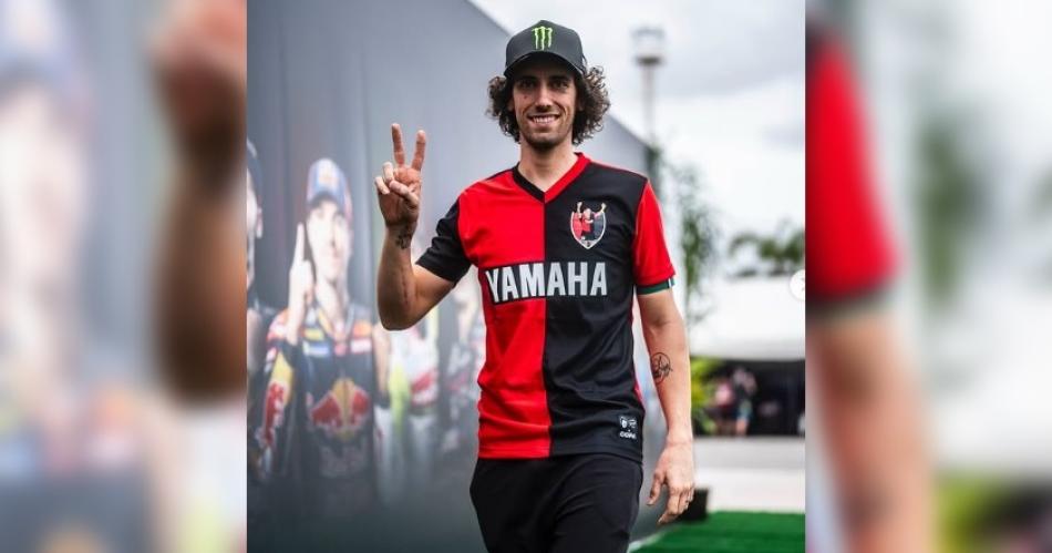 Álex Rins con la camiseta de Newells Old Boys el club en el que Maradona dejó una huella imborrable