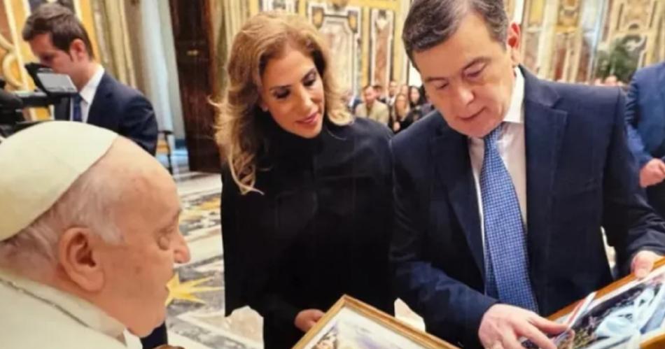 Gerardo Zamora y Claudia Abdala de Zamora en una de las visitas que le hicieron al papa Francisco