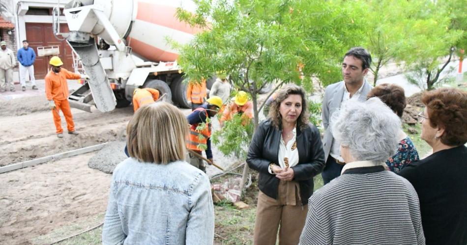 La intendente supervisoacute el avance de la repavimentacioacuten de la Avenida Coloacuten