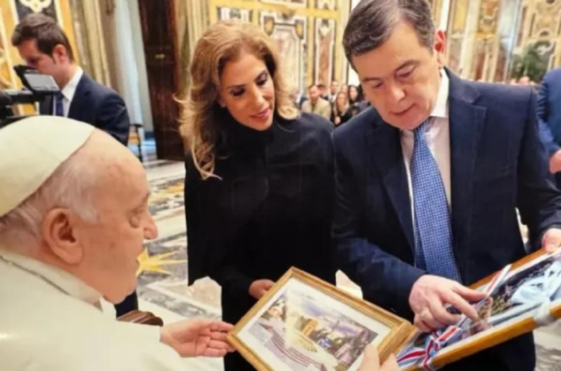 Gerardo Zamora y Claudia Abdala de Zamora en una de las visitas que le hicieron al papa Francisco